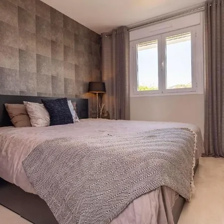High-end Luxury With Views And Golf Apartment